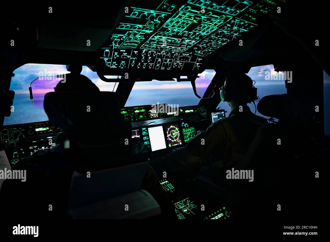 Les pilotes de l'A400M de l'Armée de l'Air et de l'espace français effectuent une mission de recherche et sauvetage au-dessus de l'océan Pacifique, le 10 juillet 2023. Les équipages ont été alertés et ont fouillé l'océan à la recherche d'un navire en panne, qu'ils ont localisé et ont fourni un soutien aérien aux équipes locales de recherche et de sauvetage. (ÉTATS-UNIS Photo Air Force par Tech. Sergent Michael Cossaboom) Banque D'Images