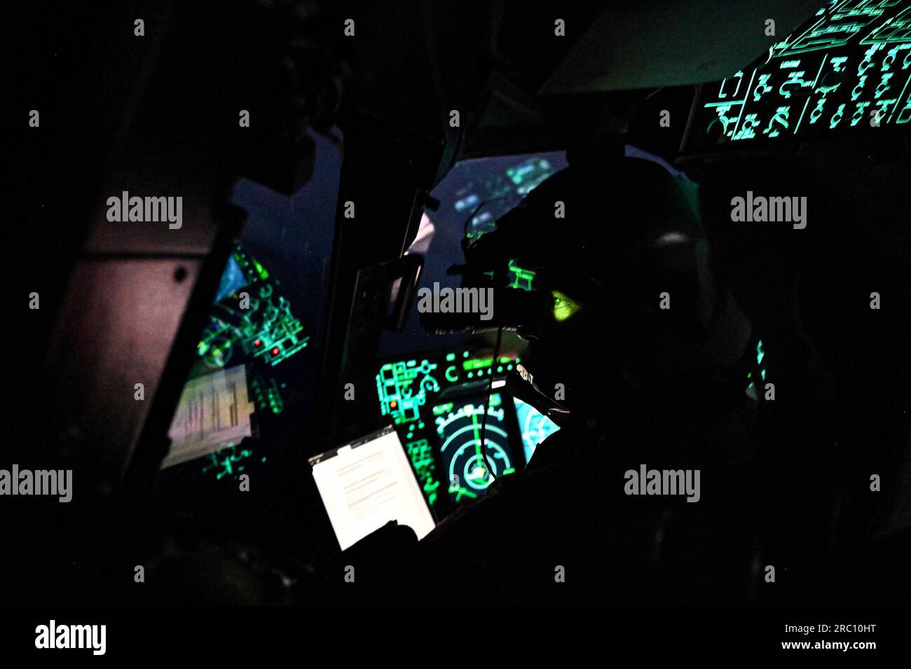 Les pilotes de l'A400M de l'Armée de l'Air et de l'espace français effectuent une mission de recherche et sauvetage au-dessus de l'océan Pacifique, le 10 juillet 2023. Les équipages ont été alertés et ont fouillé l'océan à la recherche d'un navire en panne, qu'ils ont localisé et ont fourni un soutien aérien aux équipes locales de recherche et de sauvetage. (ÉTATS-UNIS Photo Air Force par Tech. Sergent Michael Cossaboom) Banque D'Images