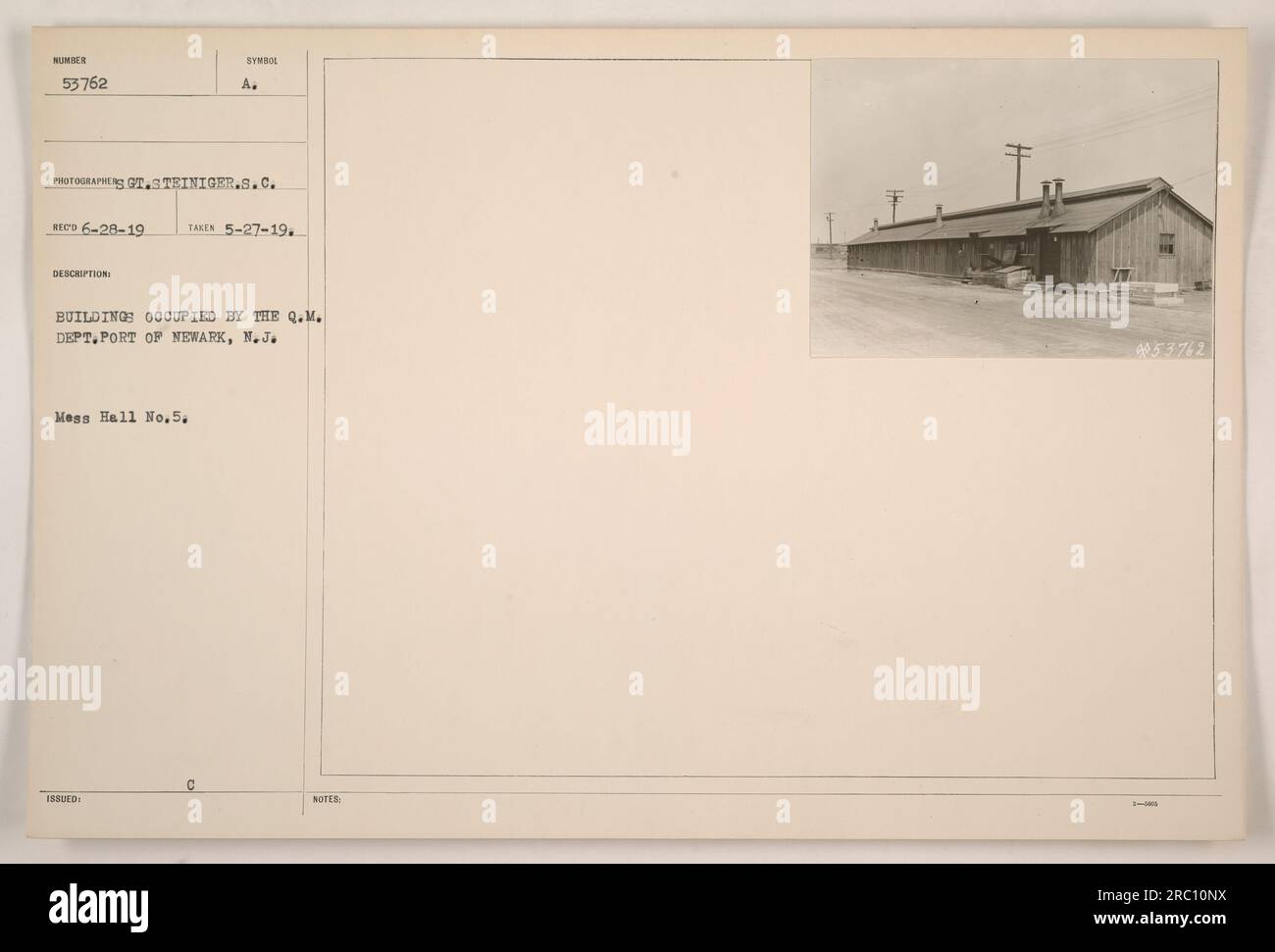 Une vue des bâtiments occupés par le Q.M. Département du port de Newark, New Jersey. La photographie, prise par G.T. Steiniger le 27 mai 1919, montre le mess Hall n ° 5. L'image fait partie de la collection avec le numéro de description 53762 et a été prise pendant la première Guerre mondiale Banque D'Images