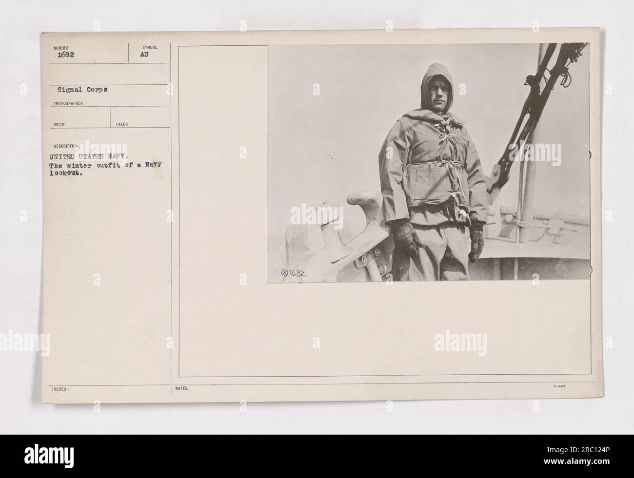 Un belvédère de la marine des États-Unis habillé en tenue d'hiver pendant la première Guerre mondiale Cette photo montre l'équipement et les vêtements portés par le personnel de la Marine stationné en service d'observation par temps froid. Banque D'Images