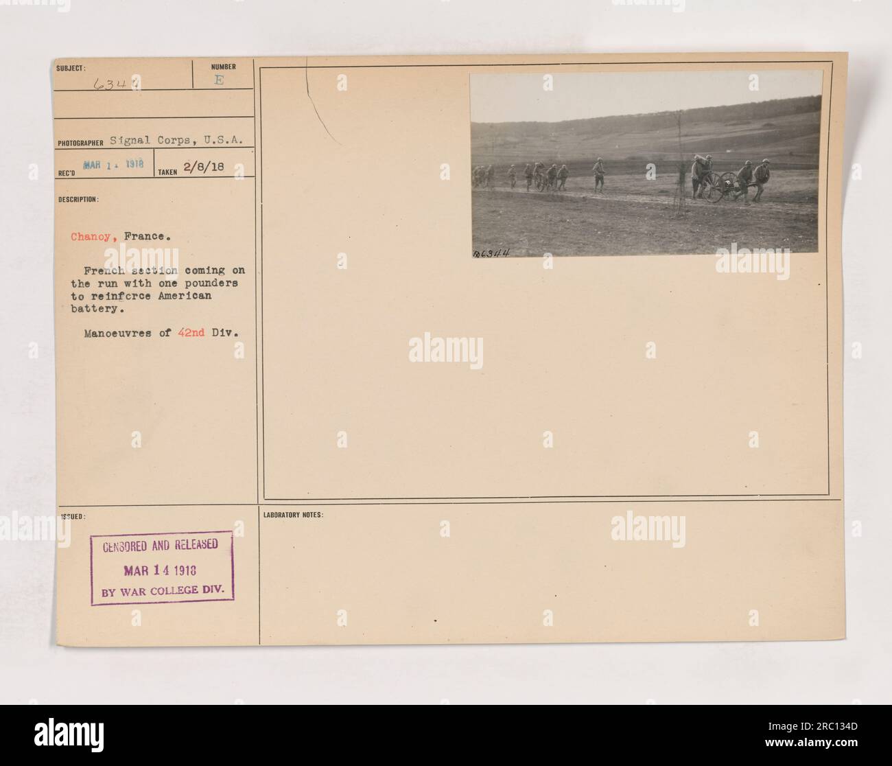 Des soldats français à Chanoy, en France, sont vus se précipiter pour renforcer une batterie américaine avec des canons de 1 livres. Cette photographie, étiquetée 111-SC-6344, a été prise par un photographe américain Signal corps le 8 février 1918. L'image fait partie d'une série présentant les activités militaires américaines pendant la première Guerre mondiale, en particulier les manœuvres de la 42e Division. Il a été censuré et publié le 14 mars 1913 par le War College Division Laboratory. Banque D'Images