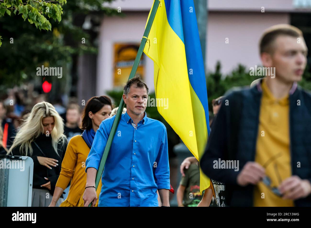 Vilnius, Lituanie. 11 juillet 2023. Les partisans de l'Ukraine marchent avec le drapeau ukrainien près du Palais présidentiel à Vilnius alors que le Président de la Lituanie organise un dîner social pour les dirigeants du monde entier lors du sommet de haut niveau de l'OTAN à Vilnius, Lituanie, le 11 juillet 2023. L'ordre du jour du sommet couvre la candidature de l'Ukraine à l'adhésion à l'organisation, le processus d'adhésion de la Suède, l'augmentation des stocks d'armes et la révision des plans de défense. (Photo Dominika Zarzycka/Sipa USA) crédit : SIPA USA/Alamy Live News Banque D'Images