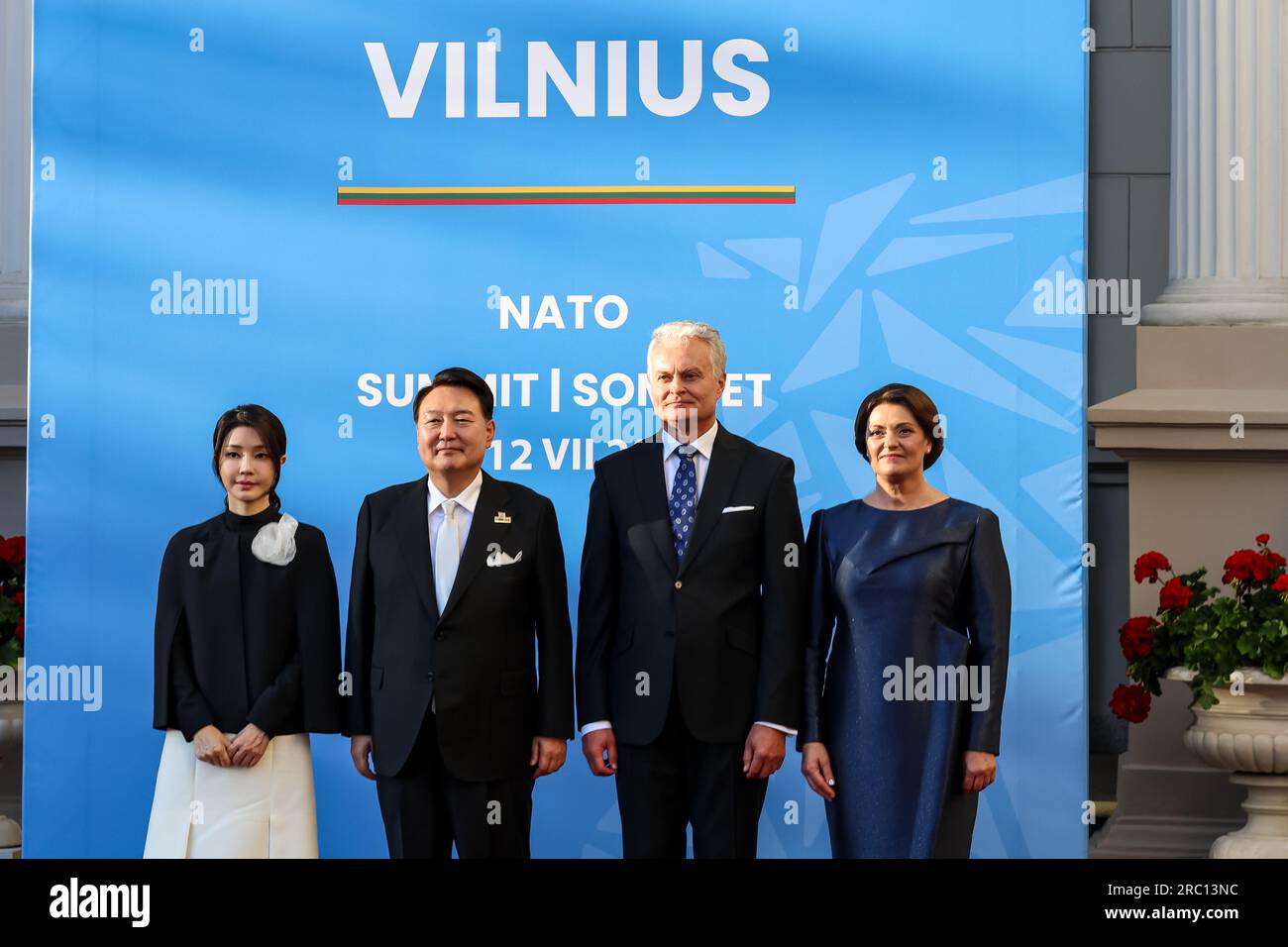 Président de la Lituanie, Gitanas Naus?da et son épouse Diana Naus?dien? accueillez le président de la Corée, le président Yoon Suk-yeol et son épouse, Kim Keon-hee, à leur arrivée pour un dîner social lors du sommet de haut niveau de l’OTAN à Vilnius, en Lituanie, le 11 juillet 2023. Le Président de la Lituanie organise le dîner des dirigeants mondiaux au Palais présidentiel. L'ordre du jour du sommet couvre la candidature de l'Ukraine à l'adhésion à l'organisation, le processus d'adhésion de la Suède, l'augmentation des stocks d'armes et la révision des plans de défense. (Photo Dominika Zarzycka/Sipa USA) Banque D'Images