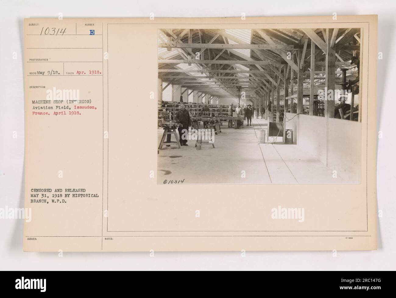 Image de l'intérieur d'un atelier d'usinage à Aviation Field à Issoudon, France. La photographie a été prise en avril 1918. L'image a été censurée et publiée le 31 mai 1918 par la branche historique de la Division des plans de guerre. Banque D'Images