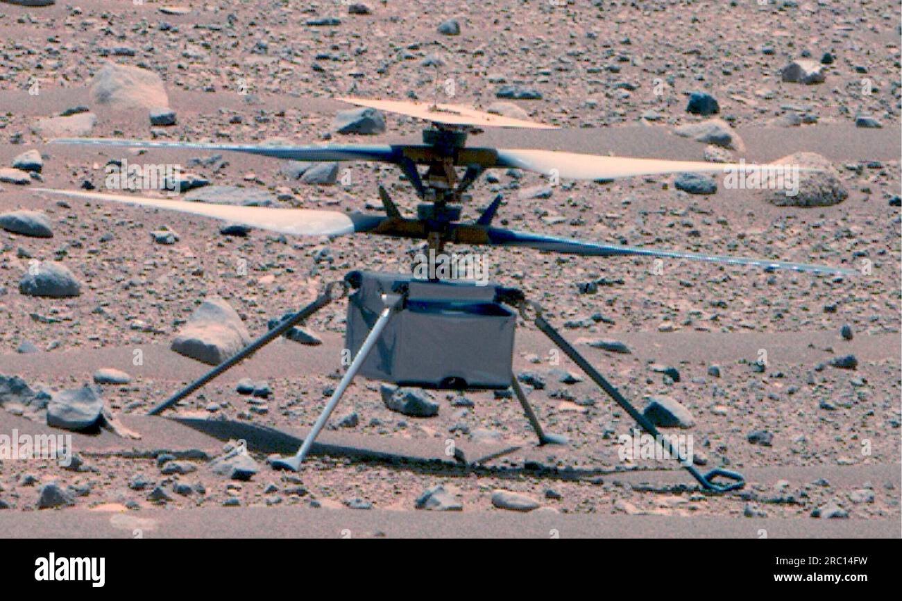 Cette image couleur améliorée du 16 avril 2023 de l'hélicoptère Ingenuity Mars de la NASA est la vue la plus claire du giravion depuis son premier vol. Ingenuity a terminé son 50e vol le 13 avril 2023 ; le premier vol de l'hélicoptère sur Mars a eu lieu il y a deux ans, le 19 avril 2021. Cette photo a été prise par l'instrument Mastcam-Z à bord du rover Perseverance. Au moment où l'image a été prise, le rover se trouvait à environ 23 mètres (75 pieds) de distance. Crédit : NASA/JPL-Caltech/ASU/MSSS via CNP Banque D'Images