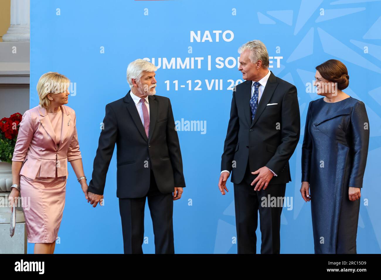 Président de la Lituanie, Gitanas Naus?da et son épouse Diana Naus?dien? accueillez le président de la République tchèque, Petr Pavel, et son épouse, Eva Pavlová, à leur arrivée pour un dîner social lors du sommet de haut niveau de l’OTAN à Vilnius, en Lituanie, le 11 juillet 2023. Le Président de la Lituanie organise le dîner des dirigeants mondiaux au Palais présidentiel. L'ordre du jour du sommet couvre la candidature de l'Ukraine à l'adhésion à l'organisation, le processus d'adhésion de la Suède, l'augmentation des stocks d'armes et la révision des plans de défense. (Photo Dominika Zarzycka/Sipa USA) Banque D'Images