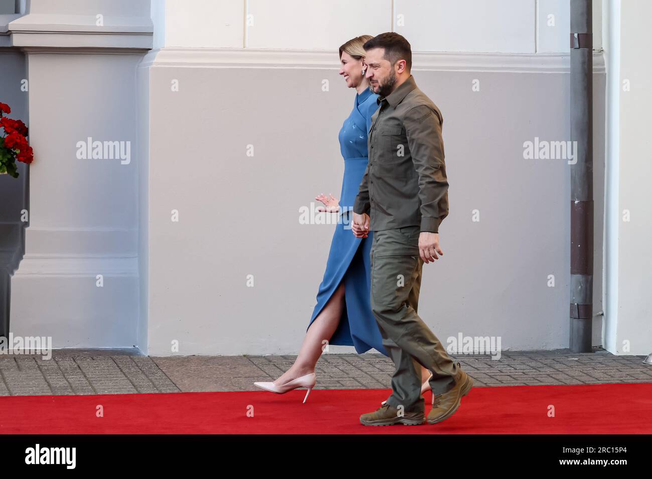 Vilnius, Lituanie. 11 juillet 2023. Le président ukrainien, Volodymyr Zelenskyy, et son épouse, Olena Zelenska, arrivent pour un dîner social lors du sommet de haut niveau de l’OTAN à Vilnius, en Lituanie, le 11 juillet 2023. Le Président de la Lituanie organise le dîner des dirigeants mondiaux au Palais présidentiel. L'ordre du jour du sommet couvre la candidature de l'Ukraine à l'adhésion à l'organisation, le processus d'adhésion de la Suède, l'augmentation des stocks d'armes et la révision des plans de défense. (Photo Dominika Zarzycka/Sipa USA) crédit : SIPA USA/Alamy Live News Banque D'Images