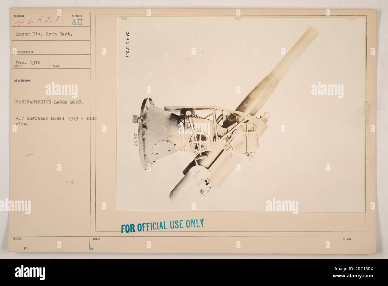 Une photographie prise en décembre 1918 montrant la fabrication d'un grand canon, en particulier le modèle 1913 de Howitzer de 4,7 d'une vue de côté. Elle a été prise par un photographe du département de l'ordonnance de la division Engar. La photo porte la description, "Fabrication de gros canons", tandis que les notes indiquent qu'elle a été émise pour usage officiel seulement avec le numéro de référence 46521. Banque D'Images