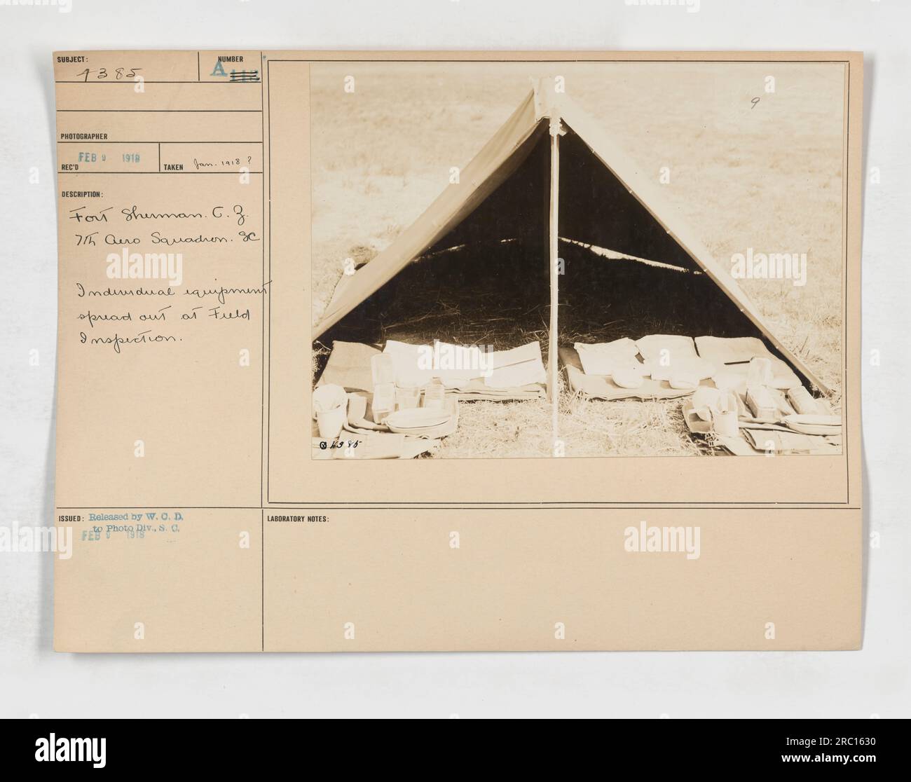 Quatre membres du 7th Auro Squadron, Shurman Village, assemblent leur équipement individuel pour inspection sur le terrain. La photographie a été prise en 1912, mais reçue et diffusée par la Division de la photographie en février 1918. Cette image fait partie de la collection des activités militaires américaines pendant la première Guerre mondiale organisée par les États-Unis Département de la guerre et de la marine. Banque D'Images