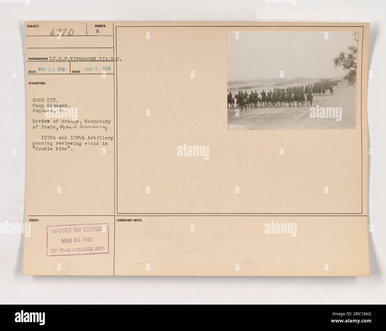 Le secrétaire d'État Robert Lansing examine les troupes au camp Hancock à Augusta, en Géorgie, pendant la première Guerre mondiale. La photographie montre les 107e et 108e Artillerie passant devant le stand d'examen en 'double temps'. Prise en mars 1918 par le lieutenant H.P. KINGSMORE et publié par le laboratoire du Collège de guerre. Banque D'Images