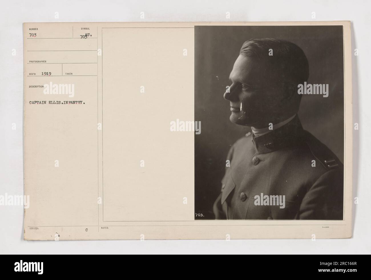 Légende : Capitaine Ellis dans un garde-manger. Cette photographie de 1919 montre le capitaine Ellis de l'infanterie (numéro 703) dans un garde-manger pendant la première Guerre mondiale L'image a été prise par le photographe Red et avait le symbole assigné 7090. Banque D'Images