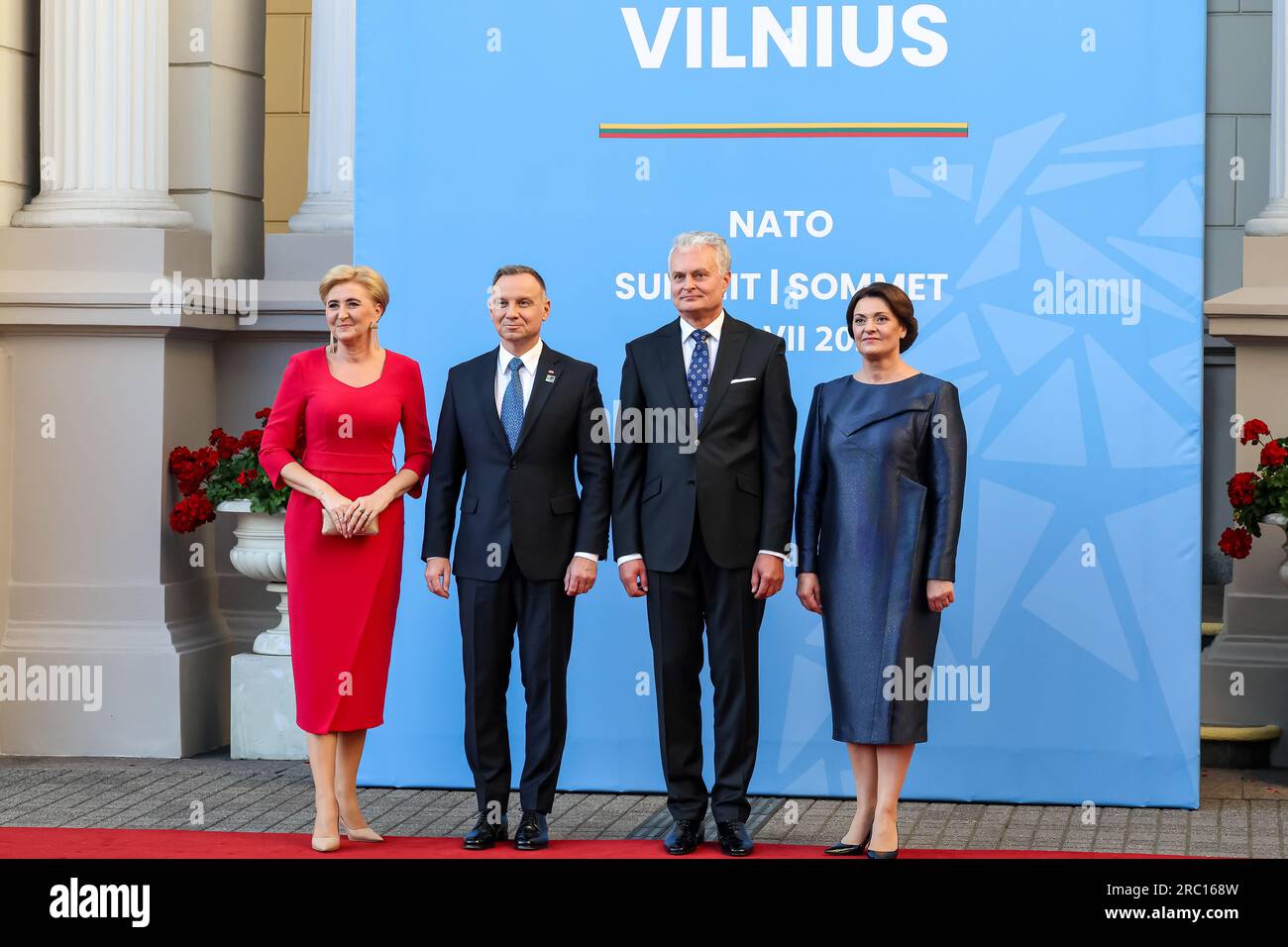 Président de la Lituanie, Gitanas Naus?da et son épouse Diana Naus?dien? accueillez le président polonais Andrzej Duda et son épouse Agata Kornhauser-Duda à leur arrivée pour un dîner social lors du sommet de haut niveau de l’OTAN à Vilnius, en Lituanie, le 11 juillet 2023. Le Président de la Lituanie organise le dîner des dirigeants mondiaux au Palais présidentiel. L'ordre du jour du sommet couvre la candidature de l'Ukraine à l'adhésion à l'organisation, le processus d'adhésion de la Suède, l'augmentation des stocks d'armes et la révision des plans de défense. (Photo Dominika Zarzycka/Sipa USA) Banque D'Images