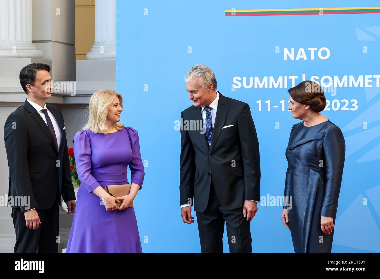 Président de la Lituanie, Gitanas Naus?da et son épouse Diana Naus?dien? accueillez la présidente de la Slovaquie, Zuzana ?aputová et son mari, Ivan ?aputa, à leur arrivée pour un dîner social lors du sommet de haut niveau de l'OTAN à Vilnius, en Lituanie, le 11 juillet 2023. Le Président de la Lituanie organise le dîner des dirigeants mondiaux au Palais présidentiel. L'ordre du jour du sommet couvre la candidature de l'Ukraine à l'adhésion à l'organisation, le processus d'adhésion de la Suède, l'augmentation des stocks d'armes et la révision des plans de défense. (Photo Dominika Zarzycka/Sipa USA) Banque D'Images