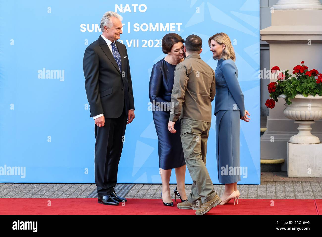 Président de la Lituanie, Gitanas Naus?da et son épouse Diana Naus?dien? accueillez le président ukrainien, Volodymyr Zelenskyy, et son épouse, Olena Zelenska, à leur arrivée pour un dîner social lors du sommet de haut niveau de l’OTAN à Vilnius, en Lituanie, le 11 juillet 2023. Le Président de la Lituanie organise le dîner des dirigeants mondiaux au Palais présidentiel. L'ordre du jour du sommet couvre la candidature de l'Ukraine à l'adhésion à l'organisation, le processus d'adhésion de la Suède, l'augmentation des stocks d'armes et la révision des plans de défense. (Photo Dominika Zarzycka/Sipa USA) Banque D'Images