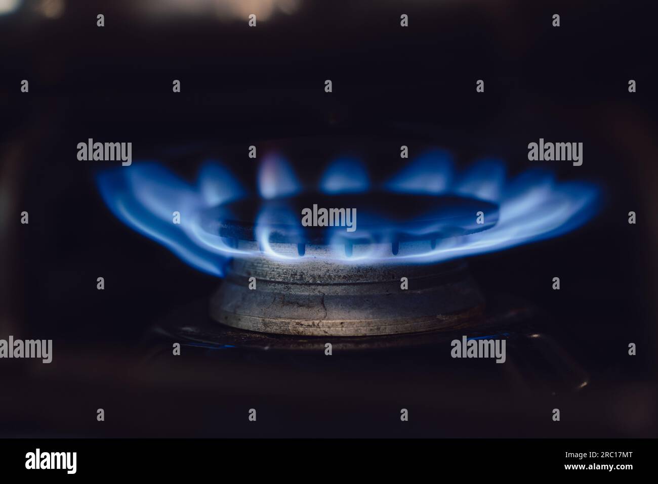 gros plan des flammes bleues sur une cuisinière à gaz ou un poêle. Banque D'Images