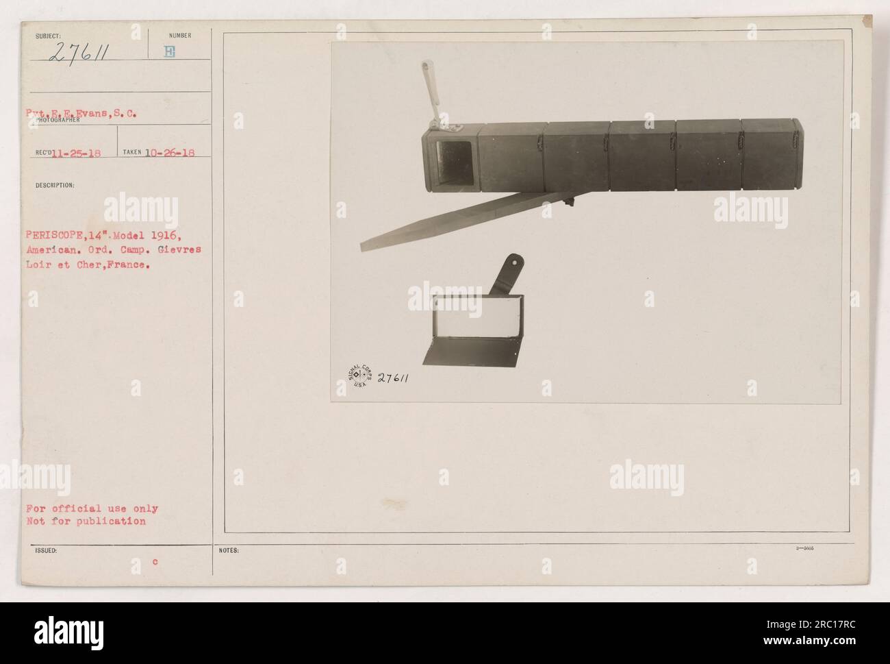 Le soldat EE Evans de Caroline du Sud est vu en train d'exploiter un périscope au Camp Gievres dans le Loir et cher, en France. Le périscope est un modèle 1916, une munition américaine. Cette photographie a été prise le 26 octobre 1918 et est marquée comme ne devant pas être publiée, destinée uniquement à un usage officiel. Banque D'Images
