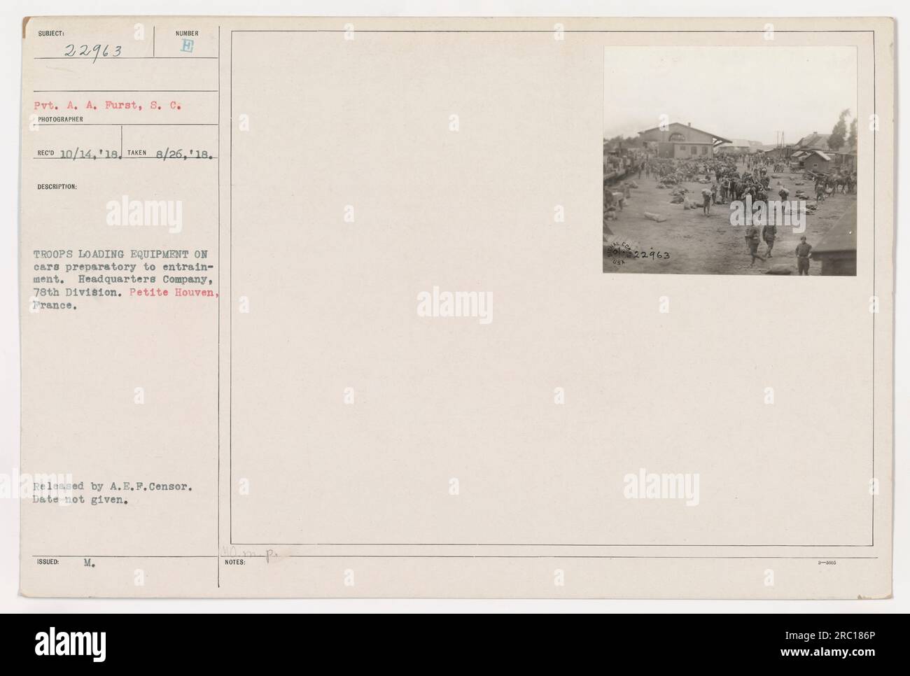 Des troupes de la Compagnie du quartier général de la 78e division sont vues charger de l'équipement sur des voitures en préparation de leur voyage. La photographie, prise le 26 août 1918, à petite Houven, en France, capture les activités militaires pendant la première Guerre mondiale L'image a été publiée par l'A.E.P. Censurer, mais la date précise de sa sortie n'est pas divulguée. Banque D'Images
