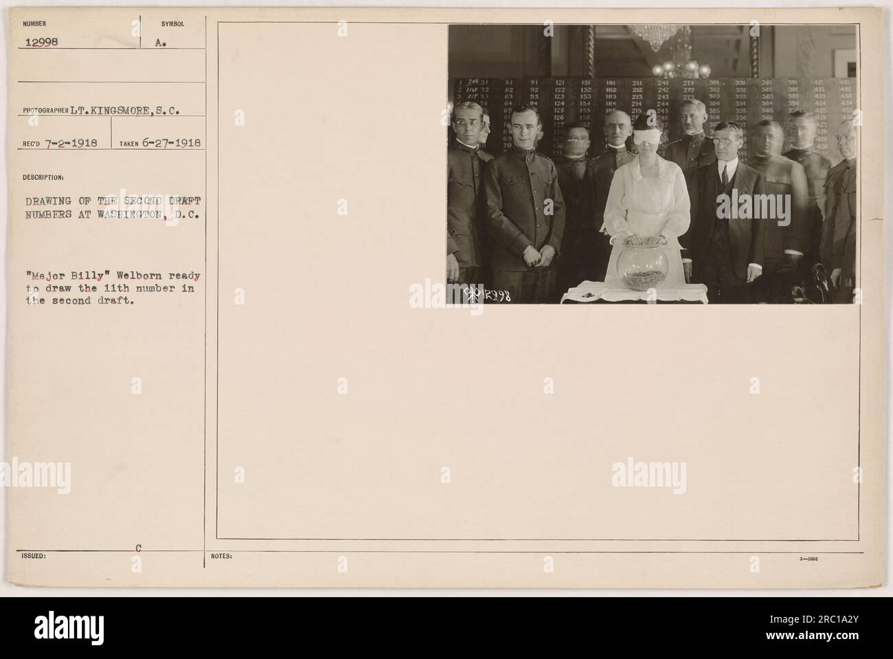 Soldats participant à un projet de dessin à Washington, DC Le major Billy Welborn est sur le point de tirer le 11e numéro de la deuxième draft. La photographie a été prise le 27 juin 1918 par le lieutenant Kingsmore. L'image capture l'anticipation et la gravité du processus de sélection des ébauches pendant la première Guerre mondiale Banque D'Images