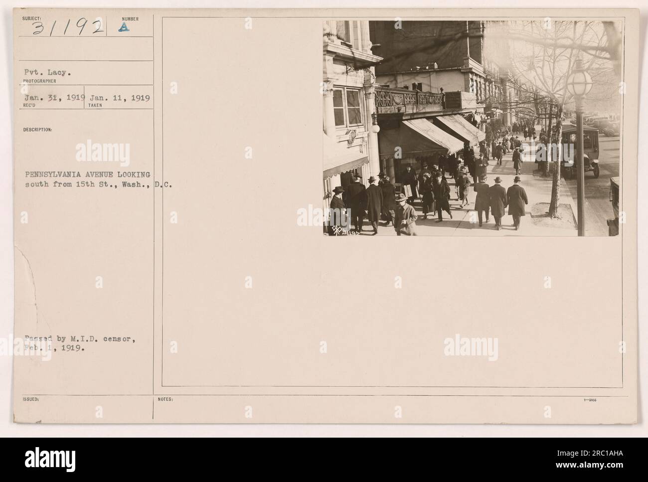 Image d'un soldat debout sur Pennsylvania Avenue à Washington, D.C., prise le 31 janvier 1919. La photographie montre la vue vers le sud depuis la 15e rue. Cette image fait partie d'une série documentant les activités militaires américaines pendant la première Guerre mondiale. Banque D'Images