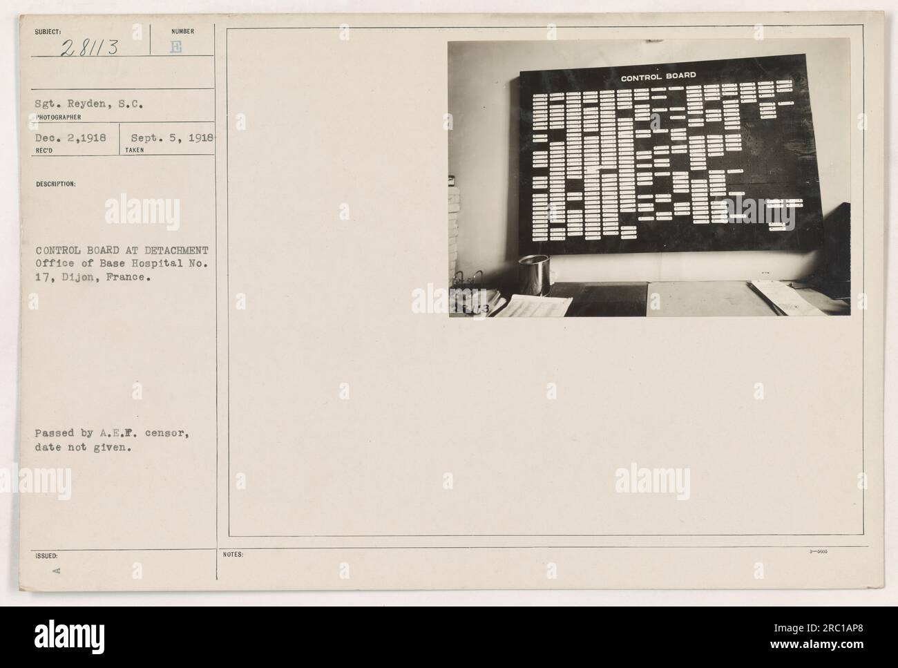 Sgt. Reyden au Conseil de contrôle dans le bureau de détachement de l'hôpital de base n° 17 à Dijon, France. La photographie a été prise le 2 décembre 1918 et émise le 5 septembre 1918. Il a passé la censure des Forces expéditionnaires américaines. Banque D'Images