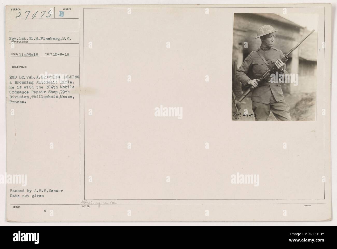 2nd Lt Val. A. Browning du 304th Mobile Ordnance Repair Shop, 79th Division, est vu tenant un fusil automatique Browning. La photo a été prise à Thillombois, Meuse, France le 5 octobre 1918 et a été adoptée par le censeur de l'A.E.F. Il fait partie de la collection 111-SC-27475, et le photographe était Sgt. 1st Cl. M. Fineberg. Banque D'Images