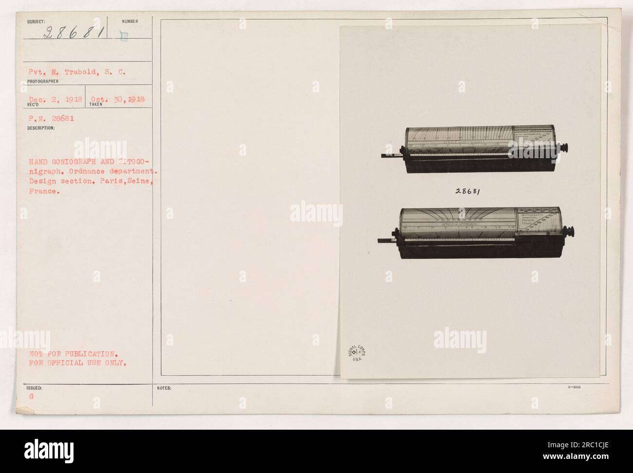 E. Trabold du corps des signaux utilisant un goniographe à main et un gonigraphe sito à la section conception du département de l'ordonnance à Paris, France. La photographie a été prise le 30 octobre 1918 et n'est pas destinée à la publication, étant uniquement destinée à un usage officiel. Banque D'Images