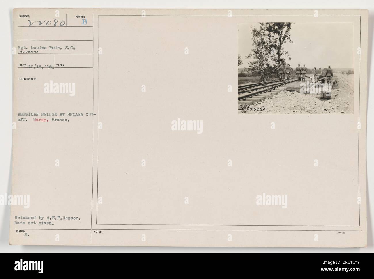 Le sergent Lucien Rode du signal corps posant près du pont américain à Becara Cut-Off à Marcy, en France, pendant la guerre mondiale 1. Cette photographie a été publiée par l'A.E.P. Censurer sans date précise enregistrée. Il fait partie de la série 111-SC-22080. Banque D'Images