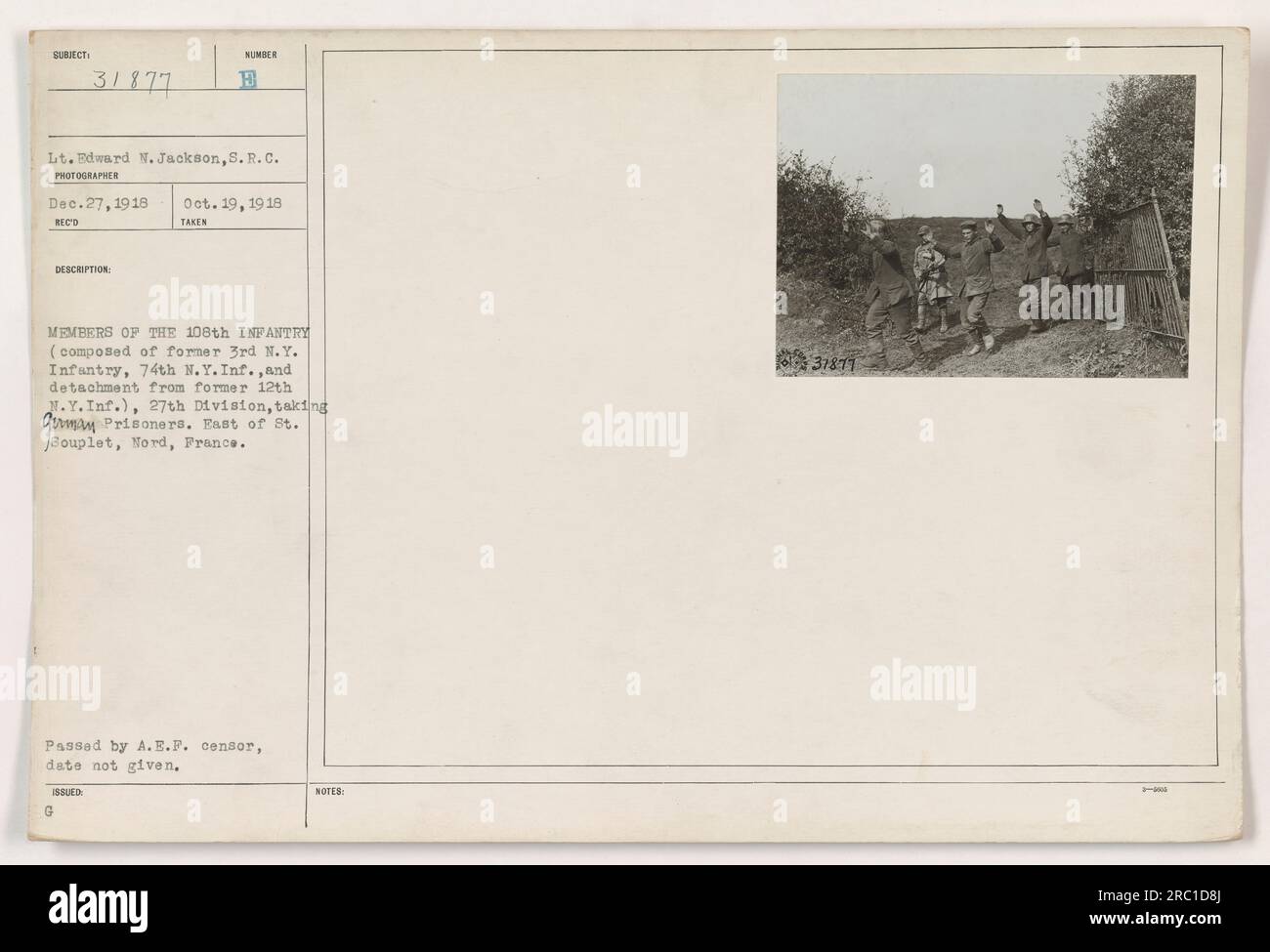 L'image montre des membres de la 108e infanterie, 27e division, pendant la première Guerre mondiale. On les voit prendre des prisonniers allemands près de St. Souplet dans le Nord, France. La photographie a été prise le 19 octobre 1918 par le lieutenant Edward N. Jackson. Notez que l'image a été transmise par le censeur de l'A.E.F. sans date donnée. Banque D'Images