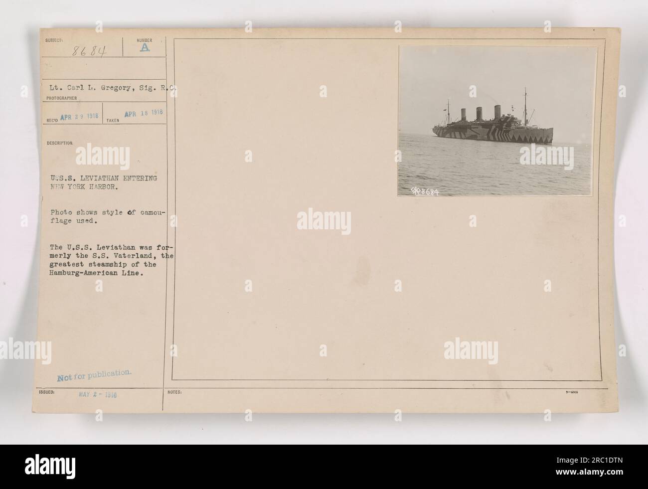 Image : la photographie représente les États-Unis Leviathan, un ancien paquebot de croisière converti en navire de transport de troupes, entre dans le port de New York. L'image montre le style novateur de camouflage utilisé pour déguiser l'apparence du navire pendant la première Guerre mondiale Légende tirée de 111-SC-8684 dans les 'photographies des activités militaires américaines pendant la première Guerre mondiale'. Banque D'Images