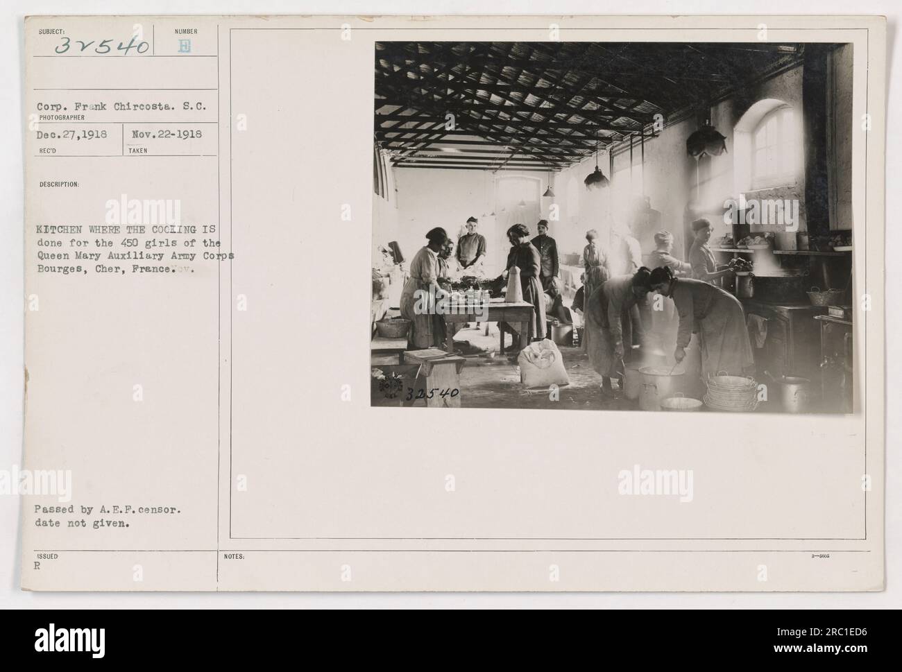 Légende : 'une vue de la cuisine où la cuisine est faite pour les 450 filles du corps d'armée auxiliaire Queen Mary à Bourges, cher, France. Cette photographie a été prise le 22 novembre 1918. Photo de Corp. Prank Chircosts." Banque D'Images