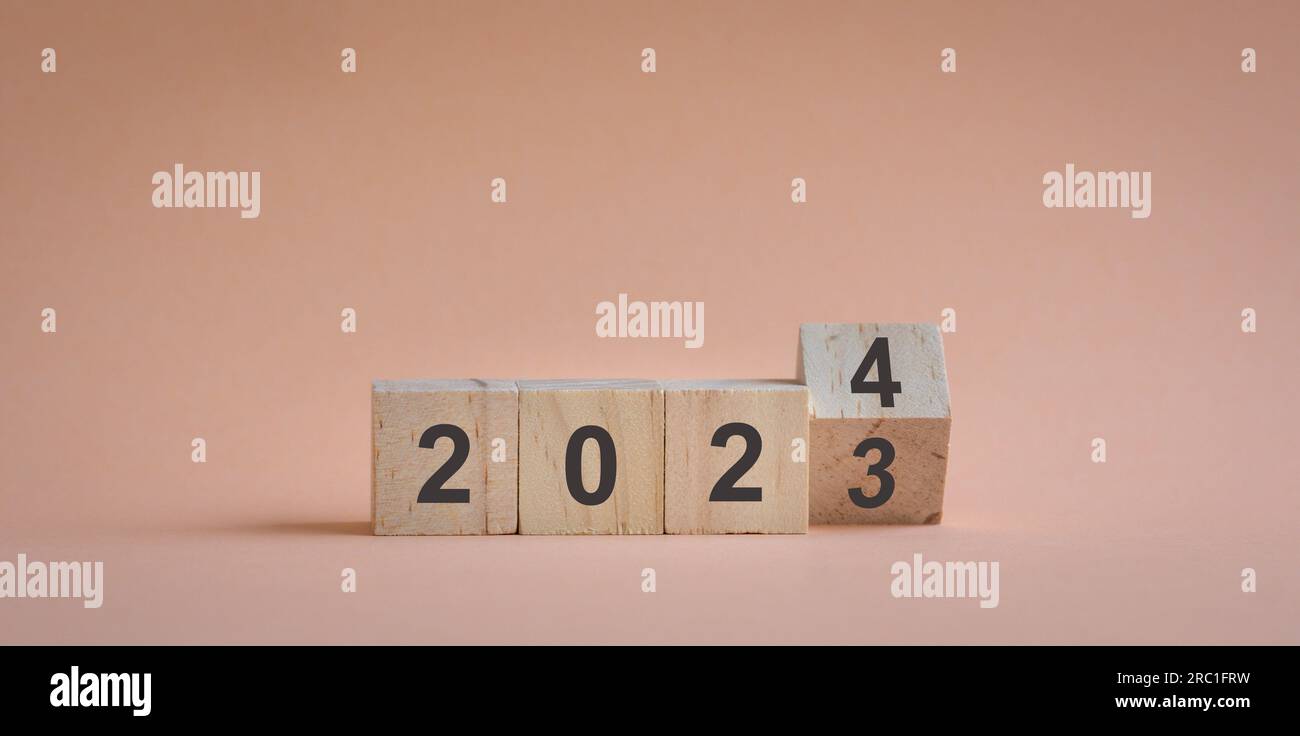 Cubes ou blocs de bois sur table, tour d'année de 2023 à 2024. Banque D'Images