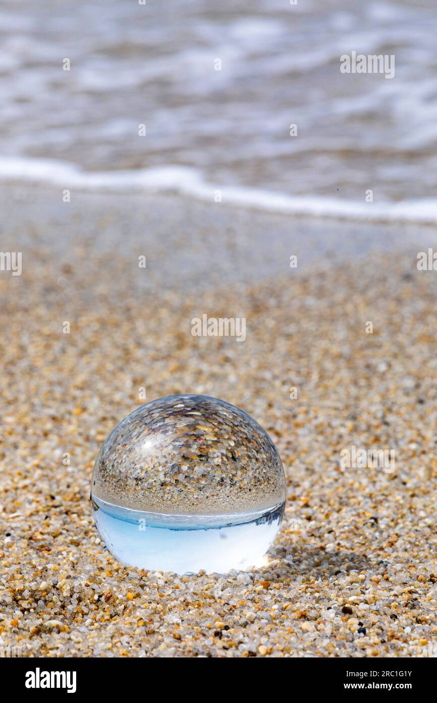 belle plage et boule de verre Photo Stock - Alamy