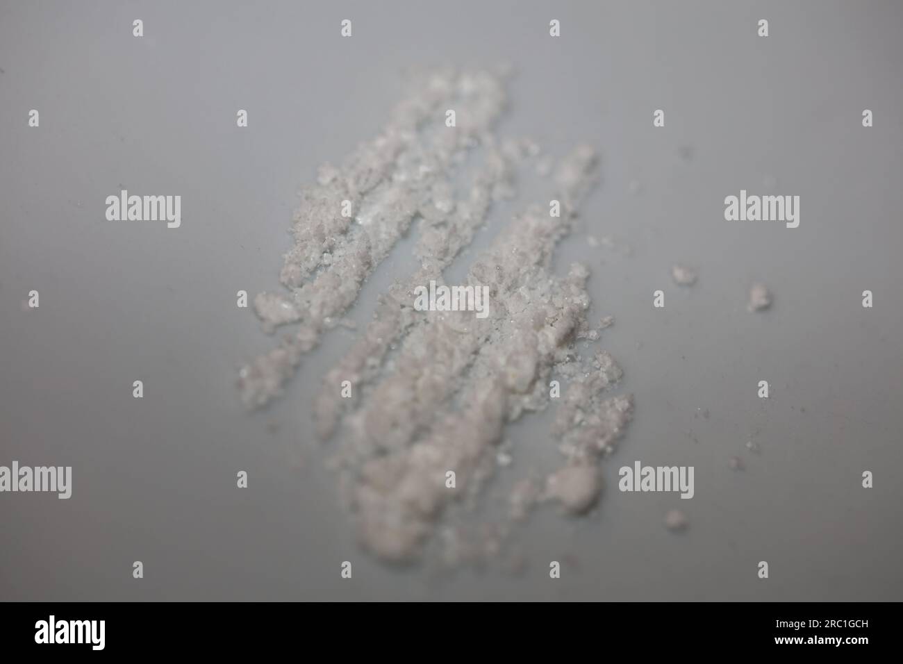 Lignes de cocaïne sur plaque blanche gros plan dope fond haute qualité grand format imprime des photos instantanées Banque D'Images