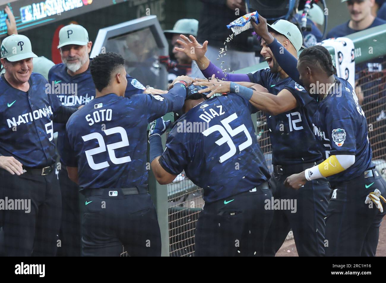 Seattle, États-Unis. 11 juillet 2023. Elias Diaz, receveur des Rockies du Colorado, est félicité par ses coéquipiers après avoir frappé un circuit de deux runs en huitième manche pour donner à la Ligue nationale une avance de 3-2 dans le match des étoiles MLB 2023 au T-Mobile Park à Seattle, Washington, le mardi 11 juillet 2023. Photo de Aaron Josefczyk/UPI. Crédit : UPI/Alamy Live News Banque D'Images