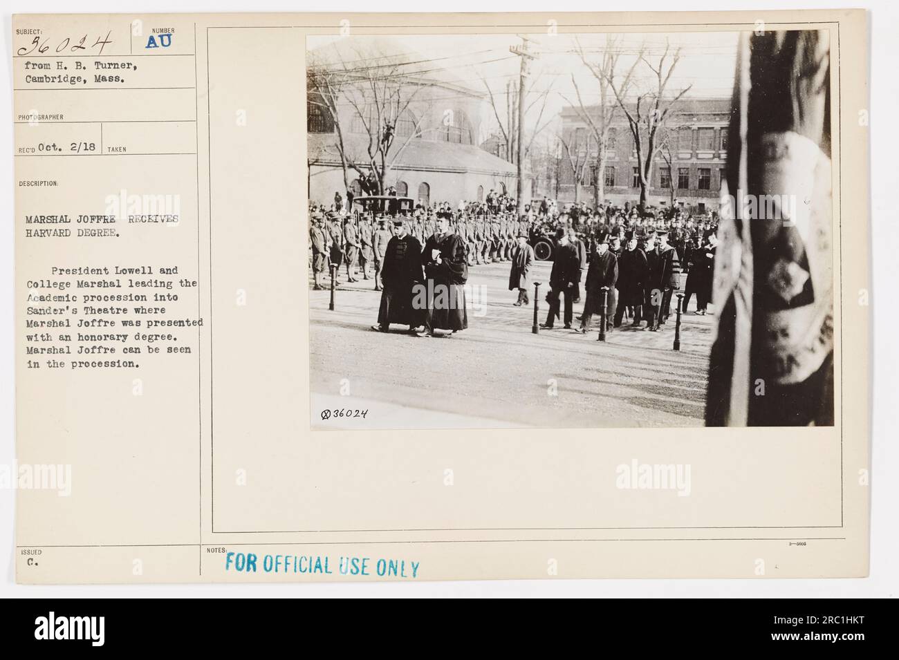 Le maréchal Joffre, ancien chef militaire français, reçoit un diplôme honorifique de l'Université Harvard. Le président Lowell et le maréchal du Collège mènent la procession académique au Sanders Theatre. Le maréchal Joffre est visible parmi les participants. Cette photographie a été prise par H. B. Turner de Cambridge, Massachusetts, le 2 octobre 1918. Usage officiel uniquement. Banque D'Images