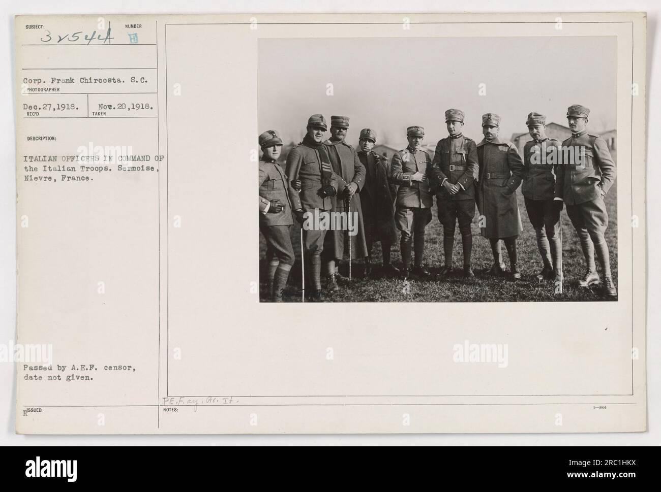 Le caporal Frank Chircosta, 8e régiment d'infanterie, est photographié avec des officiers italiens commandant les troupes italiennes à Sermoise Nièvre, en France, le 20 novembre 1918. La photographie a été prise par un photographe inconnu le 27 décembre 1918. Il a ensuite été approuvé par le censeur de l'A.E.F. mais aucune date précise n'est fournie. Banque D'Images