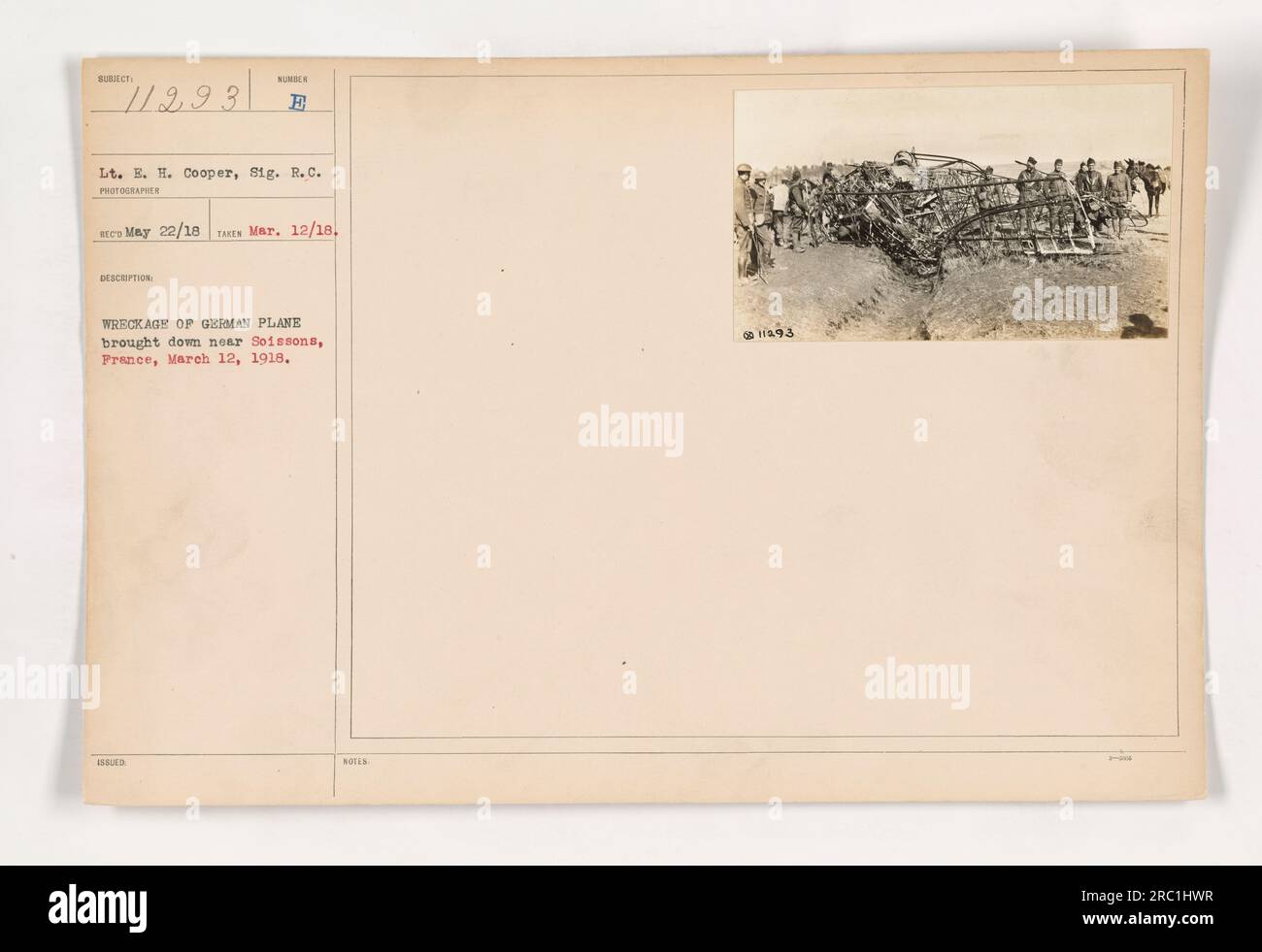 Épave d'un avion allemand près de Soissons, en France, abattu le 12 mars 1918. LT. B.H. Cooper du SIG. R.C. a photographié la scène. La photographie fait partie de la collection 'Photographs of American Military Activities during World War One - 111-SC-11293.' H493 a publié des notes pour accompagner cette image. Banque D'Images