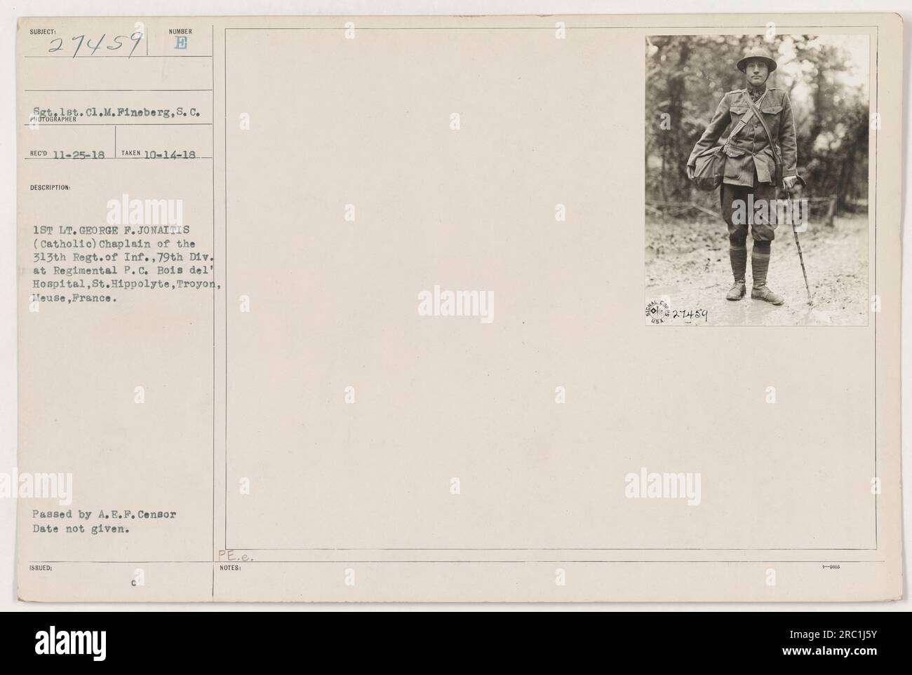 1ST LT. GEORGE F. JONAITIS, aumônier catholique du 313e régiment d'infanterie, 79e division, est vu au régimentaire P. C. Boia del Hospital à St. Hippolyte, Troyon, Meuse, France. Cette photographie a été prise le 14 octobre 1918 par le sergent de 1e classe M. Fineberg et a été approuvée par le censeur de l'A.E.F. Banque D'Images