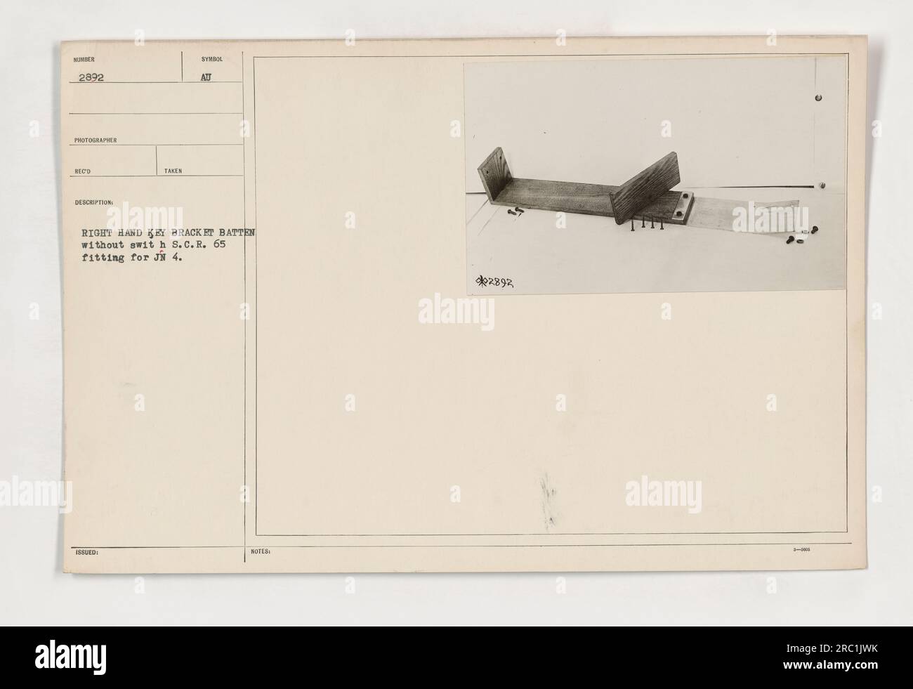 Image : la photographie montre une latte de support de clé droite sans interrupteur. Il fait partie du raccord de la R.C.S. 65 pour l'aéronef J.N. 4. L'image a été prise à des fins de documentation pendant la première Guerre mondiale. Aucune note ou description supplémentaire n'est fournie. Banque D'Images