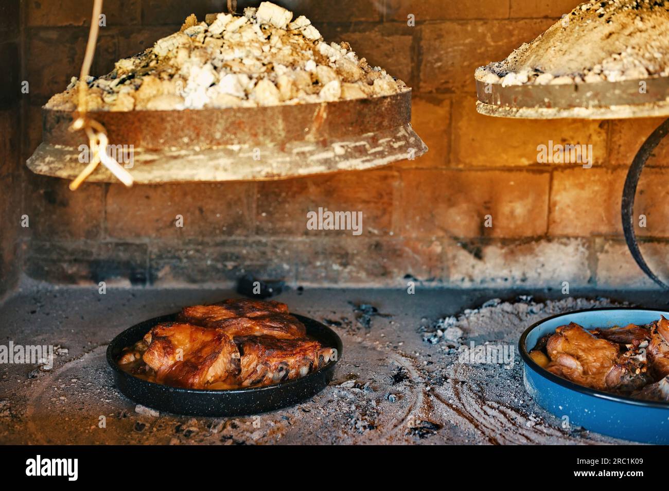 Gros plan de la viande grillée traditionnelle au four à flamme nue Banque D'Images