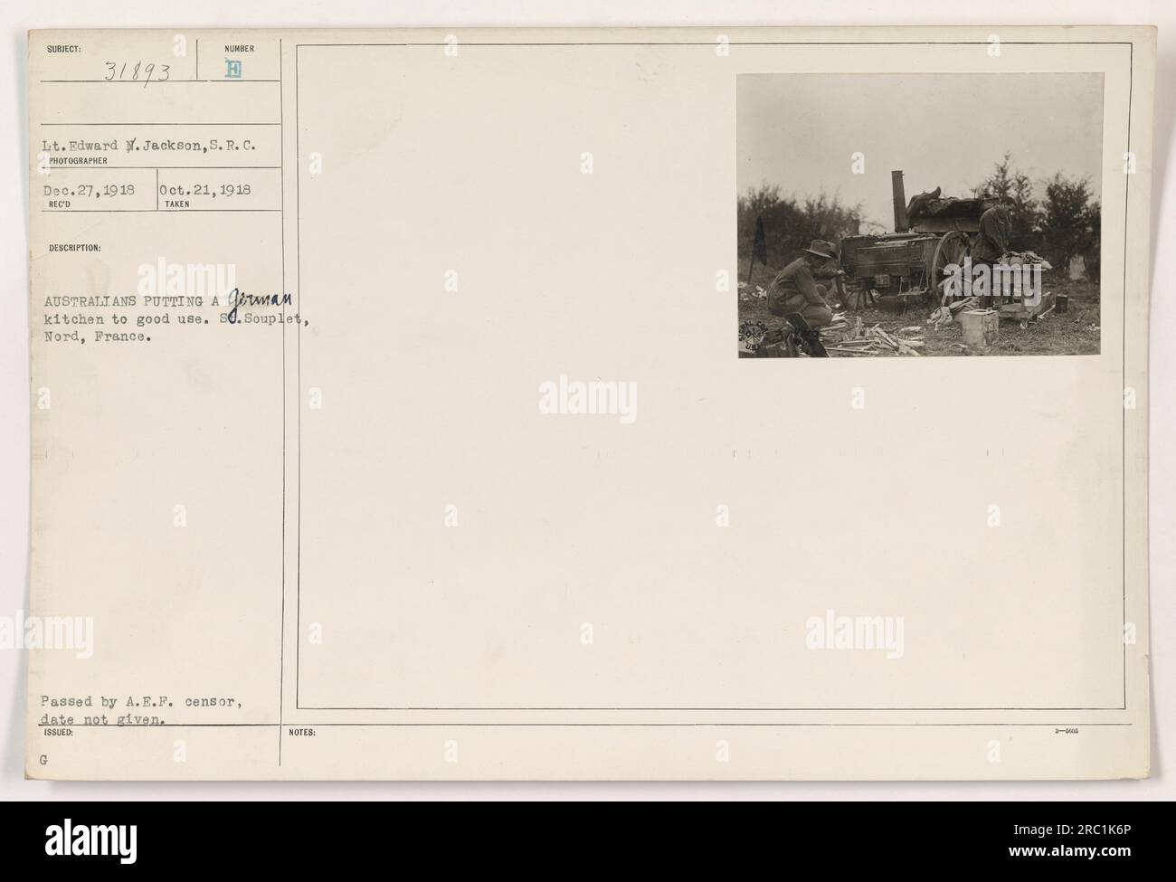 Des soldats australiens réorientent une cuisine allemande à S. Souplet, Nord, France pendant la première Guerre mondiale. Cette photographie, prise le 21 octobre 1918, montre l'ingéniosité et l'ingéniosité des troupes qui utilisent les biens ennemis capturés. L'image a été prise par le lieutenant Edward M. Jackson et reçue sous le numéro 31893 le 27 décembre 1918. Banque D'Images