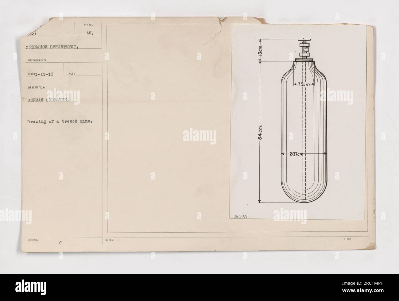 Une légende factuelle pour cette image pourrait être: "Dessin d'une mine de tranchées allemande du département de l'ordonnance, photographié le 11 janvier 1918. La mine est désignée comme AUT - 10cm et a des dimensions de 64cm et +7.9cm, avec une longueur totale de 207cm-1.' Banque D'Images