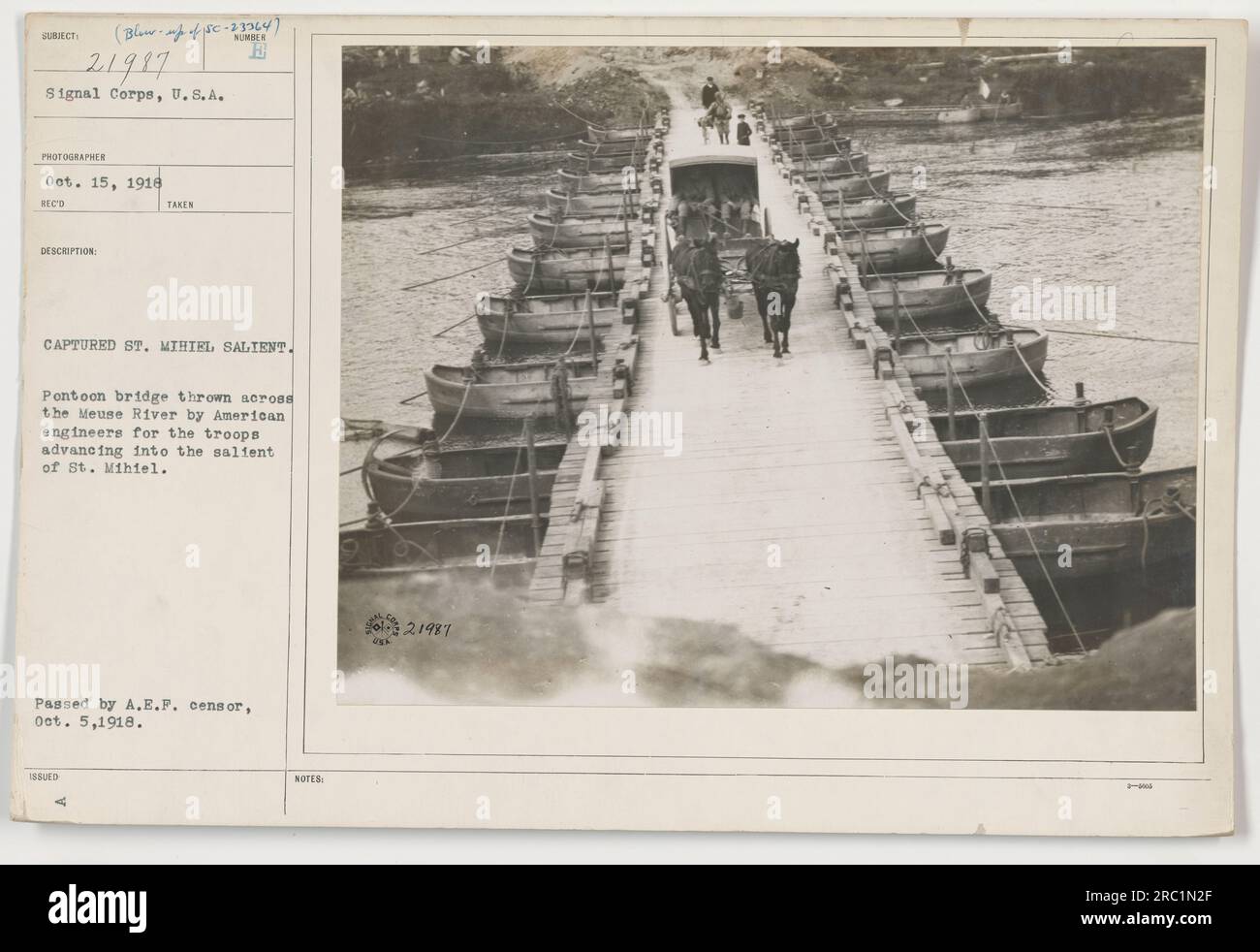 Les ingénieurs américains construisent un pont flottant sur la rivière Meuse dans la rue capturée Mihiel Saillant, pendant la première Guerre mondiale Ce pont a aidé les troupes américaines à avancer dans le saillant. La photographie a été prise le 15 octobre 1918 et approuvée par le censeur de l'A.E.F. le 5 octobre 1918. Banque D'Images