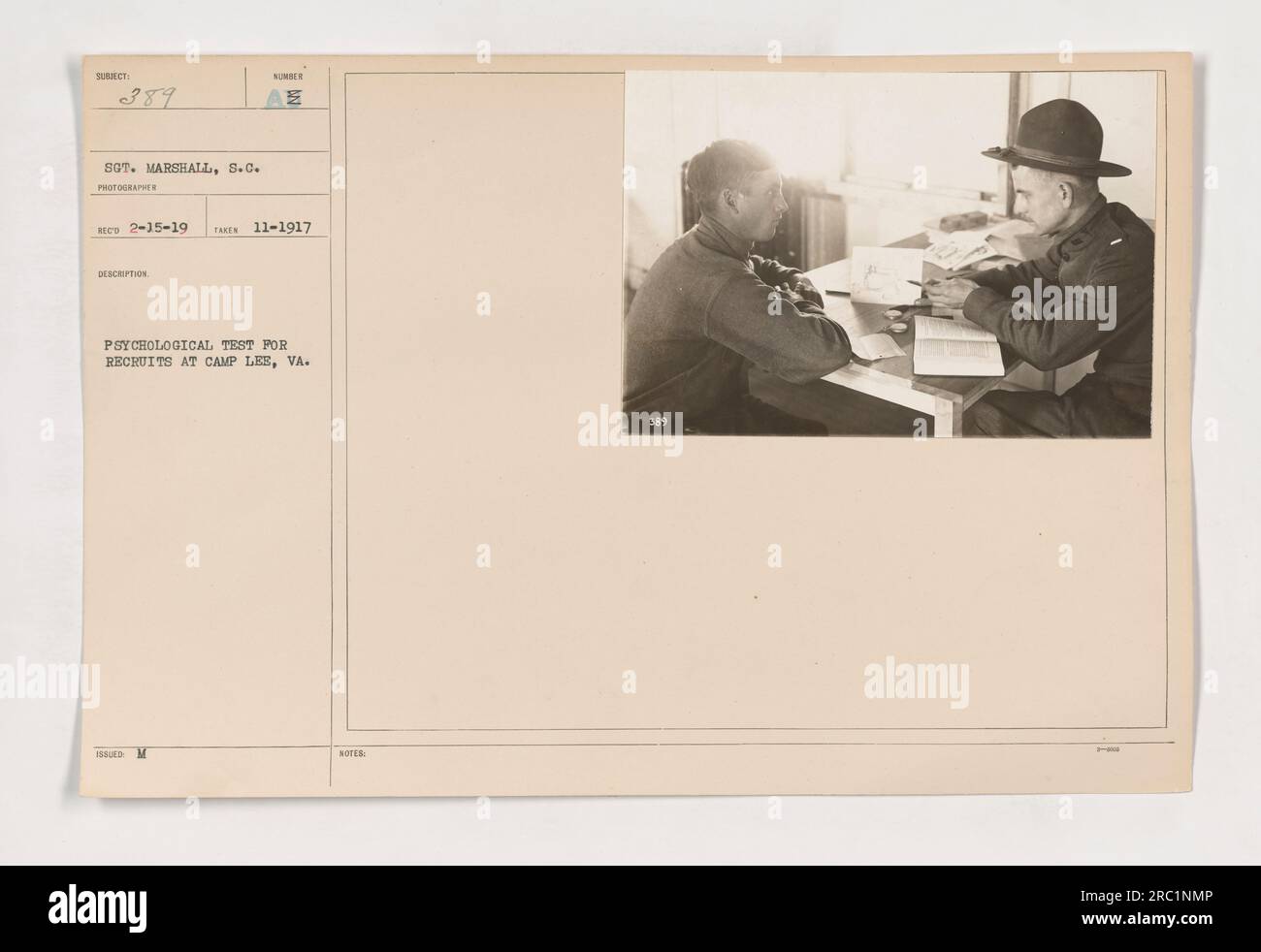 Photographie montrant un test psychologique effectué sur des recrues au Camp Lee, en Virginie, pendant la première Guerre mondiale. Le test a été administré pour évaluer la condition mentale et les capacités du personnel militaire potentiel. Cette image est numérotée 111-SC-389 dans la collection des activités militaires américaines au cours de cette période. Banque D'Images