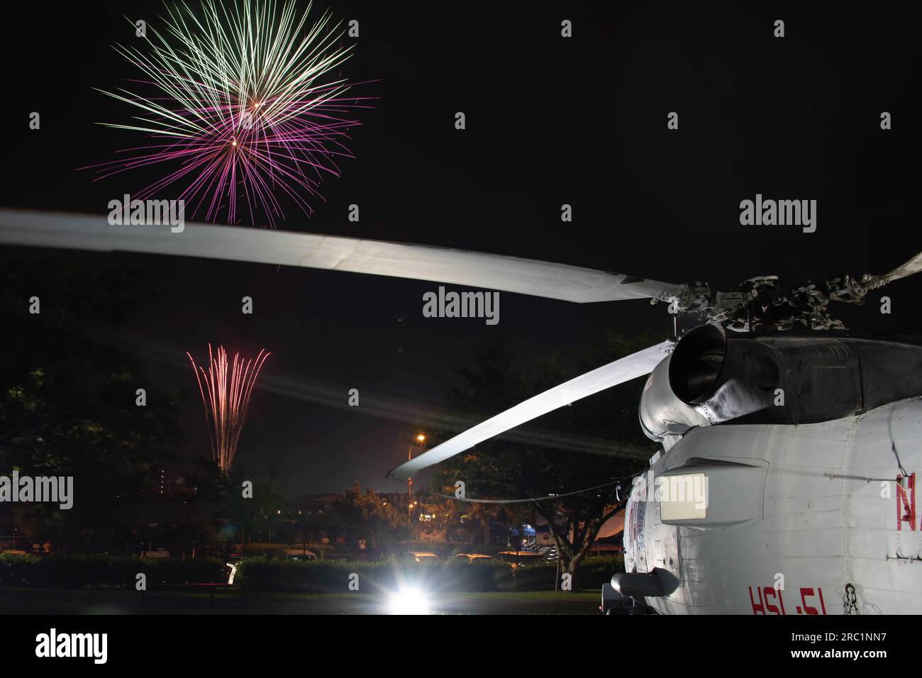 États-Unis. 30 juin 2023. Les feux d'artifice explosent à bord de la Naval Air Facility (NAF) Atsugi lors de la célébration du jour de l'indépendance des Red, White et Boom. La NAF Atsugi soutient la préparation au combat du Commandant, Carrier Air Wing FIVE (CVW 5), de l'Helicopter Maritime Strike Squadron (HSM) 51 et 30 autres commandements locataires, et fournit le soutien logistique, la coordination et les services aux unités affectées au Pacifique occidental. Crédit : États-Unis Navy/ZUMA Press Wire/ZUMAPRESS.com/Alamy Live News Banque D'Images