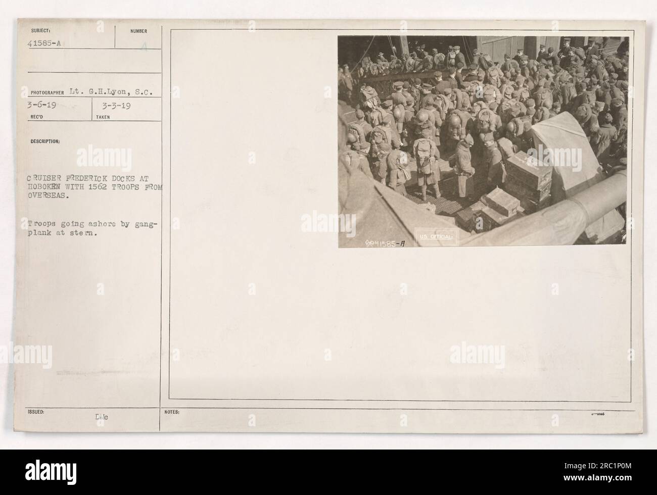 Les troupes d'outre-mer débarquent du croiseur Frederick à Hoboken docks. La photographie, prise par le lieutenant G.H. Lyon, montre un gang-planche à la poupe du navire utilisé par 1562 soldats pour aller à terre. Cette image a été officiellement publiée par l'armée américaine. Banque D'Images