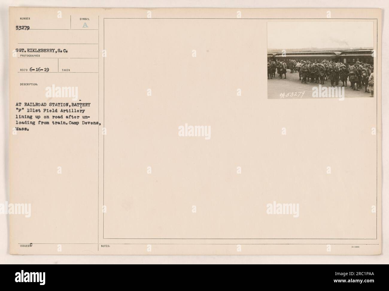 La batterie F du 101st Field Artillery s'aligne sur une route après avoir été déchargée d'un train à une gare de Camp Devens, Massachusetts. La photographie, numérotée 53279, a été prise par S.C. Eikleberry le 16 juin 1919. La description et les notes ont fourni des détails supplémentaires sur l'image. Banque D'Images