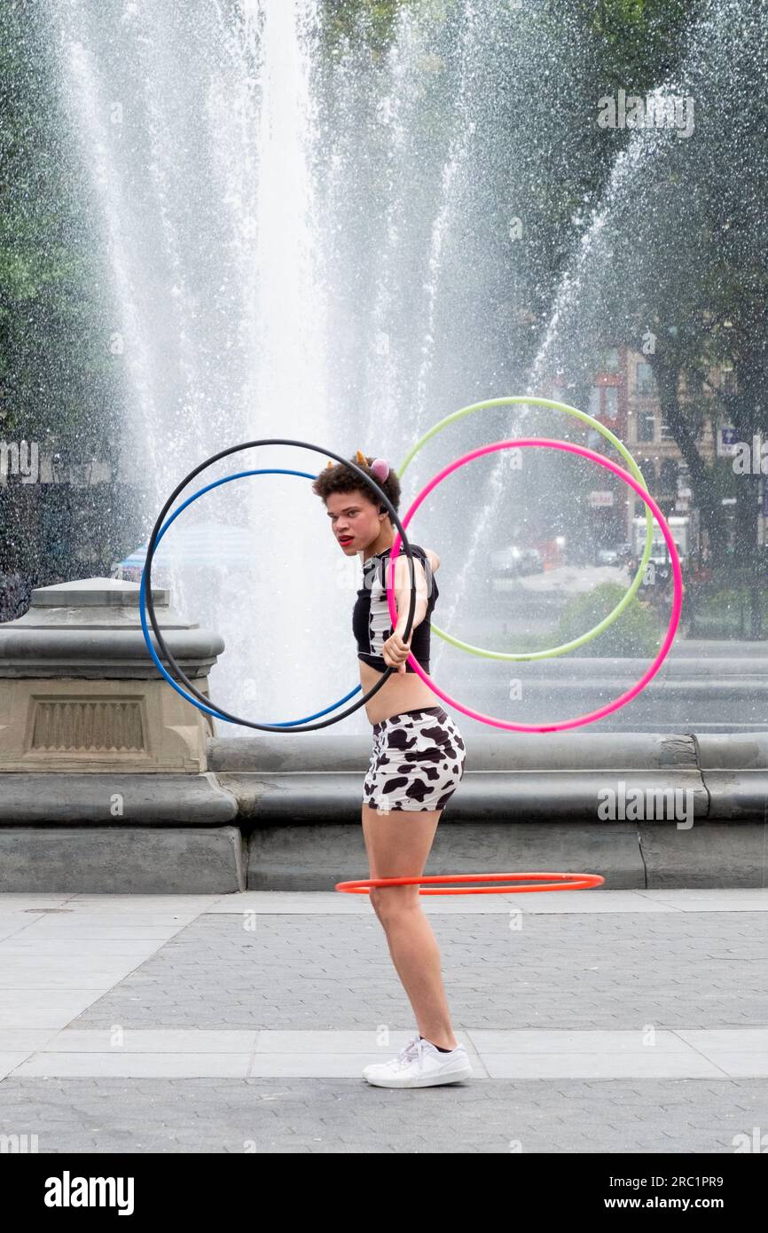 Portrait d'un maître hula Hoop jouant près de la fontaine dans Washington Square Park à Greenwich Village à Manhattan, New York. Banque D'Images