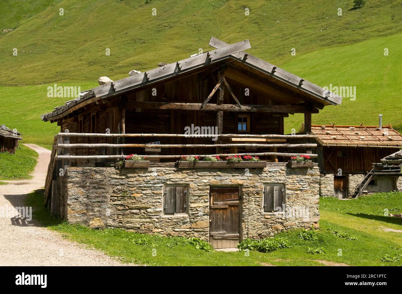 Le Fane Alm, au-dessus de Muehlbach (Tyrol du Sud) dans la haute vallée de Vals-Jochtal, est un petit village alpin pittoresque avec une petite église. Journal de nombreux Banque D'Images