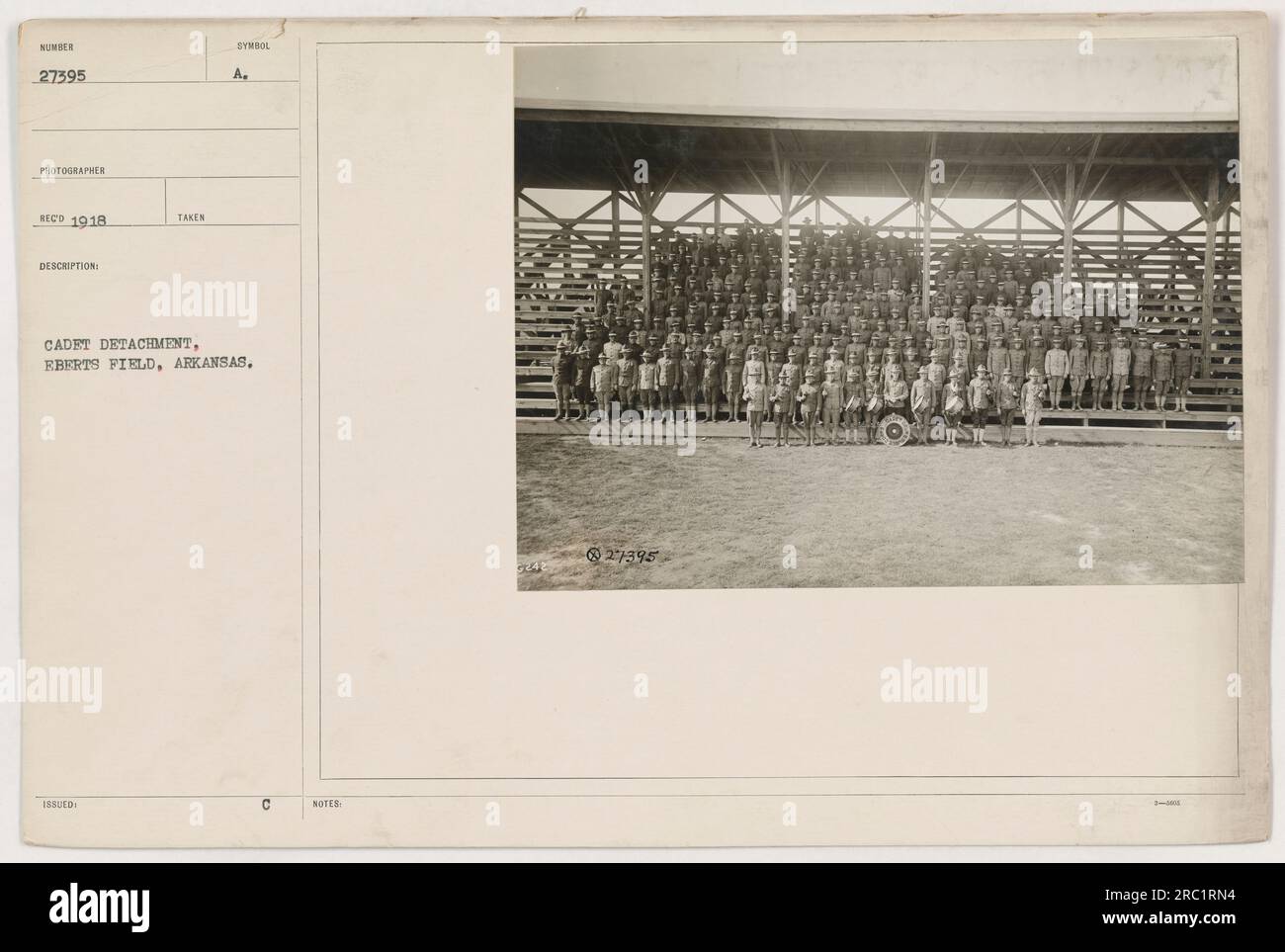 Détachement de cadets à Eberts Field en Arkansas pendant la première Guerre mondiale Prise en 1918. Numéro d'identification 27395. Cette photographie montre un groupe de cadets en uniforme militaire, qui subissent peut-être des exercices d'entraînement. Banque D'Images